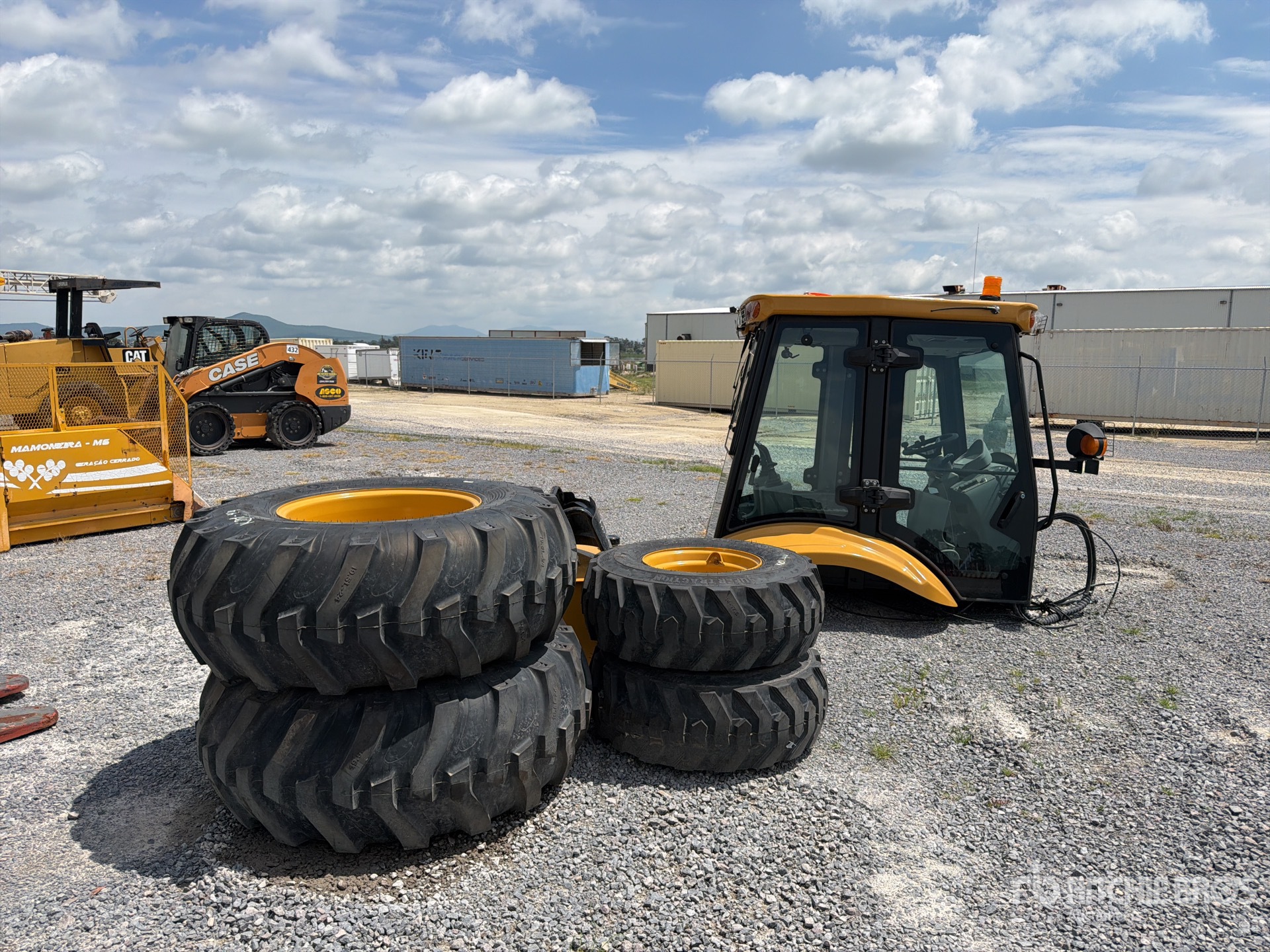 Cabina y Llantas para Retroexcavadora / Cab and Tires Backhoe Attachment