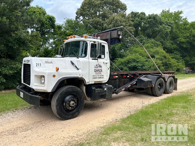 1996 Mack DM690S 6x4 Camión rodante