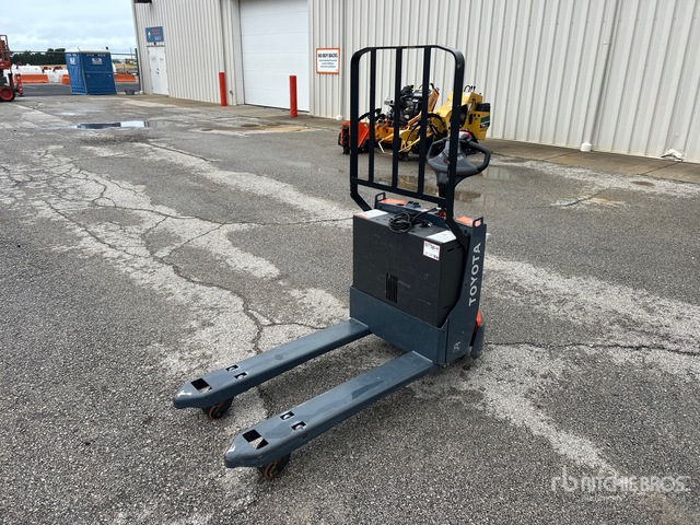 2025 Toyota 8HBW23 4500 lb Electric Pallet Jack