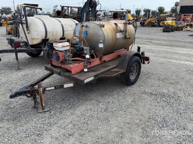 2005 Pak-Tank S/A Pull-Type Sprayer