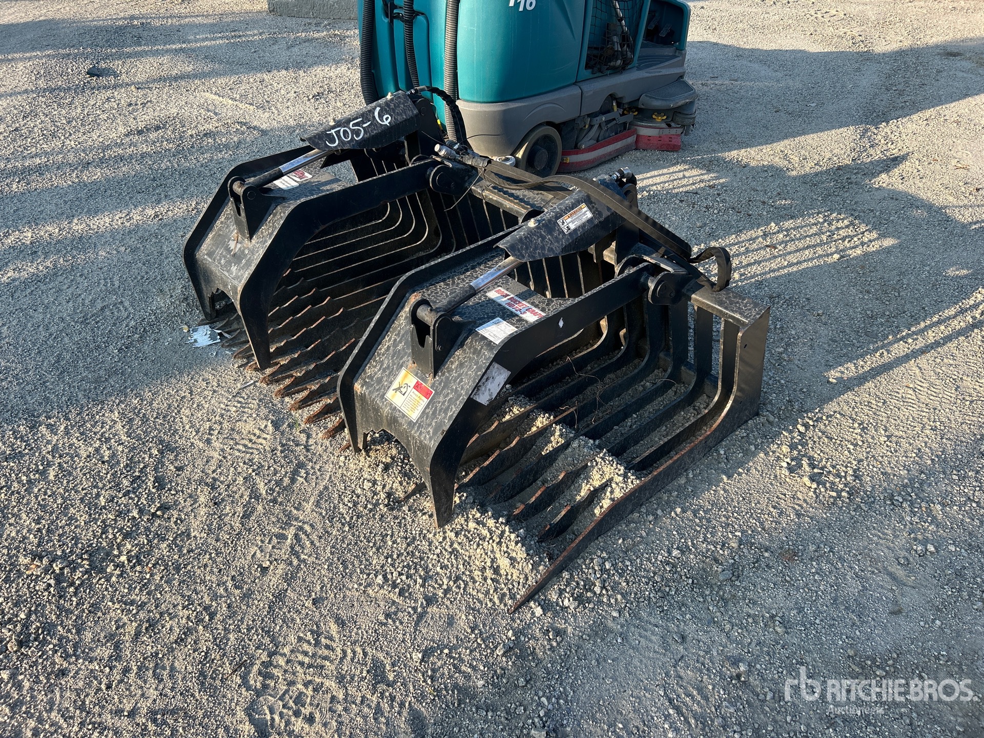 Stout HD72-3 72 in Rock Grapple Skid Steer Bucket