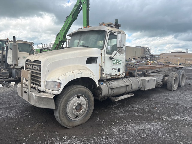 2013 Mack Gu713 8x4 Roll-Off Truck