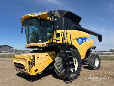 2007 New Holland CR9070 Combine Harvester
