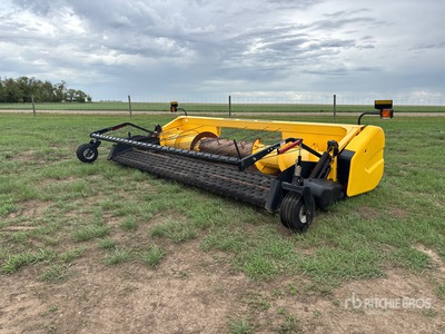 2011 New Holland 790CP-15 15 ft Combine Pickup Header