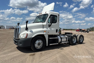 2014 Freightliner Cascadia 113 6x4 T/A Day Cab Truck Tractor