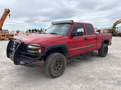 2004 GMC Sierra 2500HD 4x4 Extended Cab Pickup