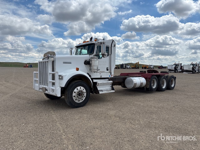 2014 Kenworth W900 8x4 Tri/A Day Cab Truck Tractor