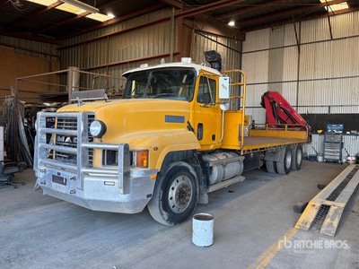 2015 HMF 1320-K2 11.9 ton Knuckle Boom on 1999 Mack CH 6x4 شاحنة مسطحة مع رافعة