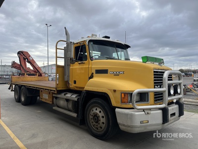HMF 1250 Articulated Boom on 2000 Mack CH 6x4 Camion plataforma con grua