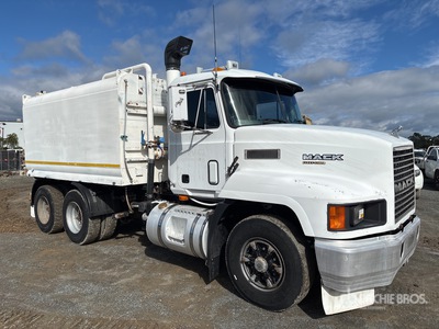 1996 Mack CHR688RST Fleet-Liner 14500 gal 6x4 Camion à eau