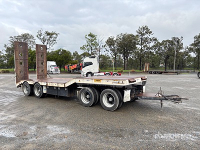 2003 Macol 8.25 m Quad Dog Equipment Trailer