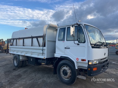2002 UD PK212 4x2 Crew Cab Camion à eau
