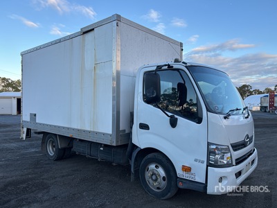 2015 Hino 300 4x2 شاحنة فان