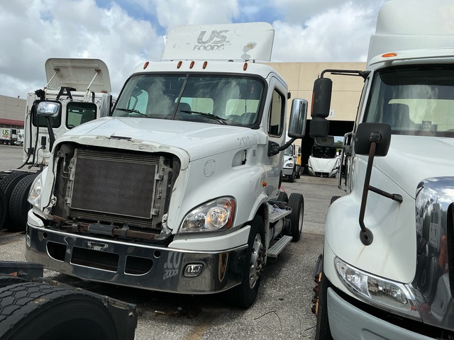 2012 Freightliner Cascadia 113 S/A Day Cab Truck Tractor