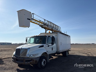 2009 International 4300 4x2 Nacelle élévatrice montée sur fourgon (Inoperable)