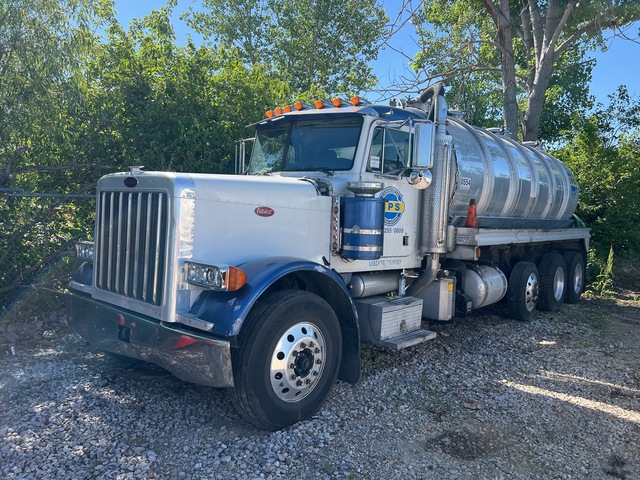 Amthor Matador on 2004 Peterbilt 379 8x4 Vacuum Tanker Truck