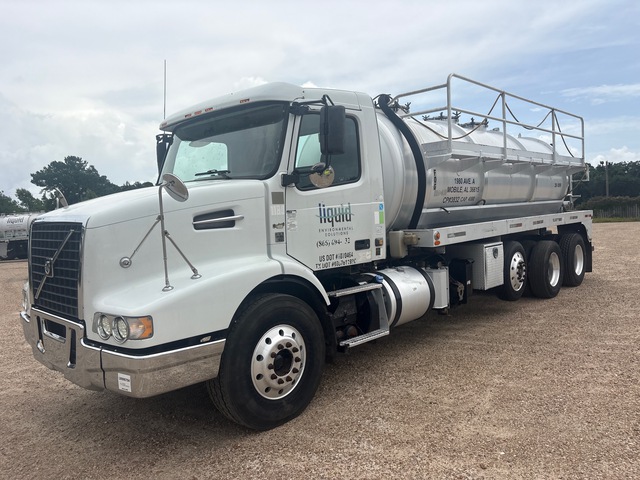 2013 Volvo VHD 8x4 Vacuum Tanker Truck 2013 Volvo VHD 8x4 Vacuum Tanker Truck