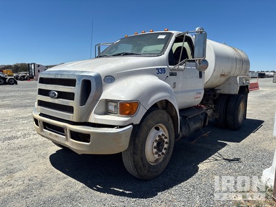 2013 Ford F-750 XL 2000 gal 4x2 Camion cisterna de agua (Inoperable)