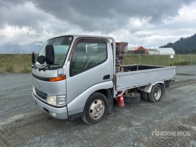 2001 Unic URA103 995 kg Straight Boom on 2001 Toyota 4x2 Boom Truck