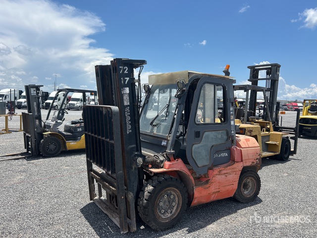 2010 Toyota 7FGU35 7000 lb Pneumatic Tire Forklift (Inoperable)