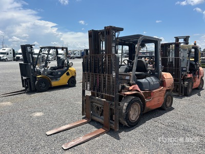 2010 Toyota 7FGU35 7000 lb Pneumatic Tire フォークリフト