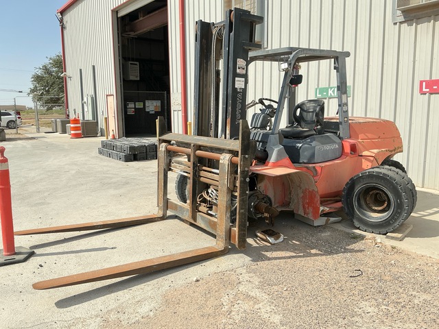 2013 Toyota 7FDU70 14000 lb Pneumatic Tire Forklift (Inoperable)