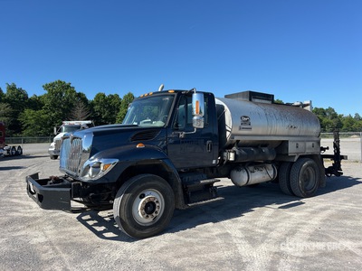 ED Etnyre Co. CT 1040 2000 gal on 2015 International 7300 4x2 Autocarro distribuzione asfalto
