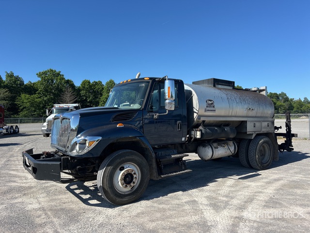 E.D. Etnyre & Co. CT 1040 2000 gal on 2015 International 7300 4x2 Asphalt Distributor Truck