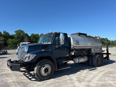 ED Etnyre Co. CT 1040 2000 gal on 2015 International 7300 4x2 Asphalt Distributor Truck