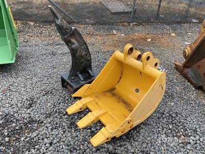 400 mm Digging Bucket & Ripper - Fits 1.5 ton Excavator (Unused)
