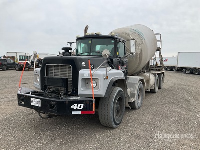 1999 Mack RB690S 8x4 Twin-Steer Betoniera