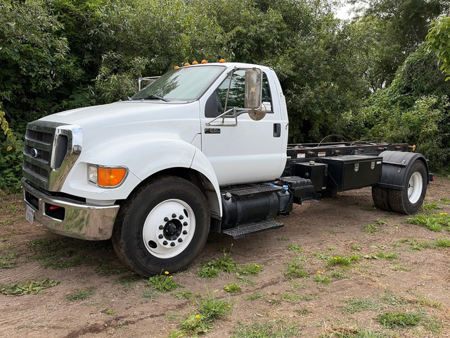 2015 Ford F-650 XL 4x2 Roll-Off Truck 2015 Ford F-650 XL 4x2 Roll-Off Truck