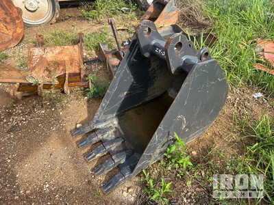 24 in Digging Excavator Bucket
