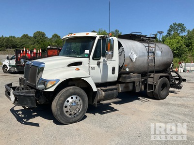 Rosco 1950 gal on 2004 International 7400 4x2 Asphalt Distributor Truck