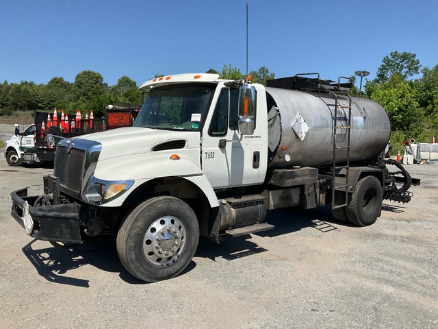 Rosco 1950 gal on 2004 International 7400 4x2 Asphalt Distributor Truck