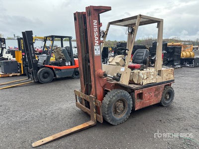 Nissan CPH02A25u 4300 lb Pneumatic Tire Gabelstapler