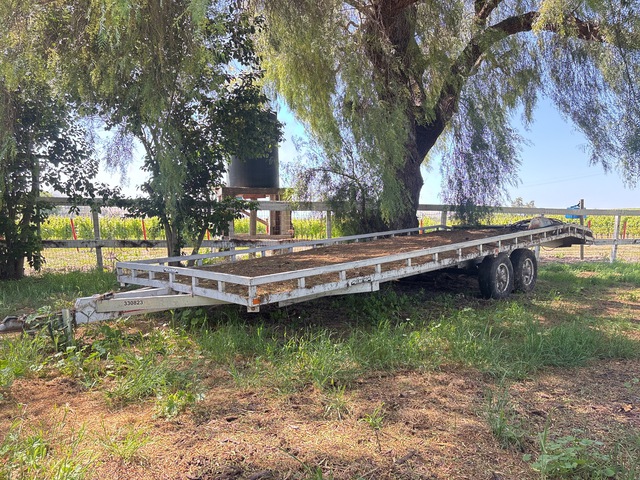 2018 ALUMA 32 ft T/A Equipment Trailer