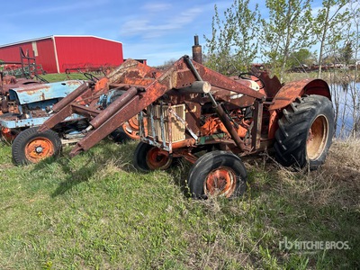 Case 632C-H 2WD Wide Front Antique Tractor (Inoperable)
