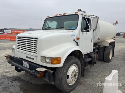 1993 International 4900 2000 gal 4x2 Water Truck
