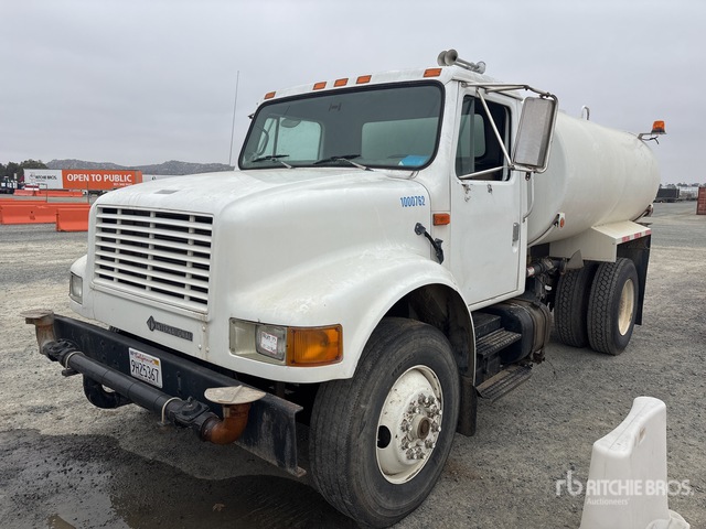 1993 International 4900 2000 gal 4x2 Water Truck