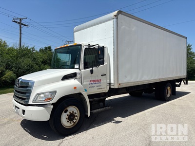2013 Hino 4x2 Furgoneta caja cerrada