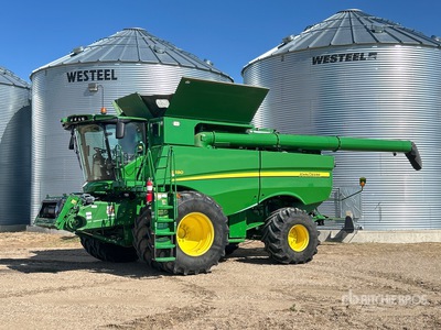 2015 John Deere S690 Combine Harvester