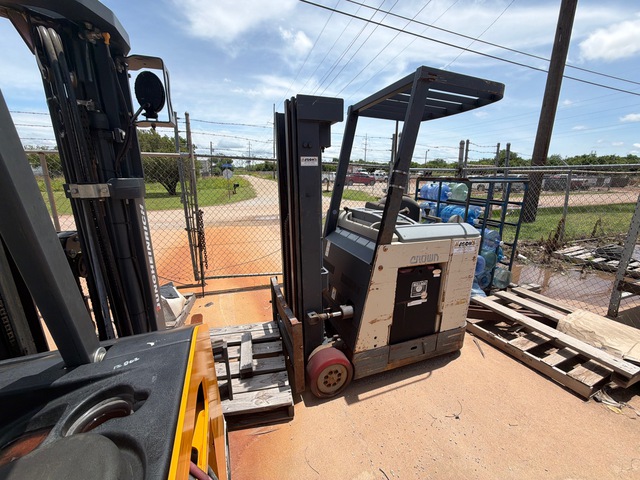 1997 Crown RC3020-30 3000 lb Electric Forklift