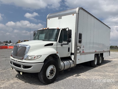 2015 International 4400 SBA 6x2 Camion con Caja Seca / Van Truck