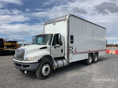 2015 International 4400 SBA 6x2 Moving Camion con Caja Seca / Furgoneta caja cerrada