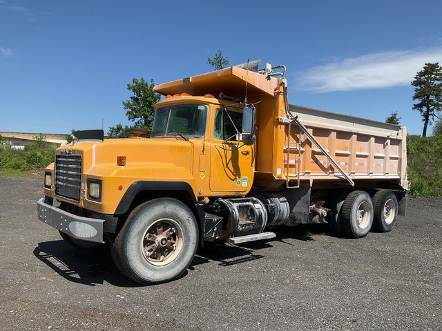1997 Mack RD688S 8x4 Tri/A Dump Truck 1997 Mack RD688S 8x4 Tri/A Dump Truck