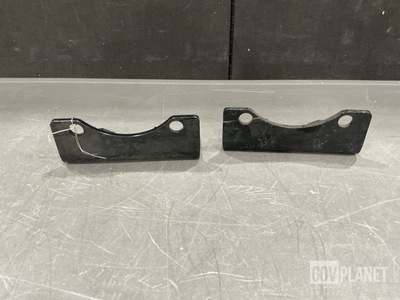 (2) Daimler Trucks North A07-13330-000 Angle Brackets