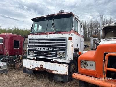 Mack 6x4 T/A Sleeper Truck Tractor (Inoperable)