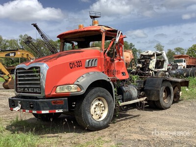 2011 Mack GU813E 6x4 Ciągnik siodłowy T/A z kabiną dzienną (Inoperable)