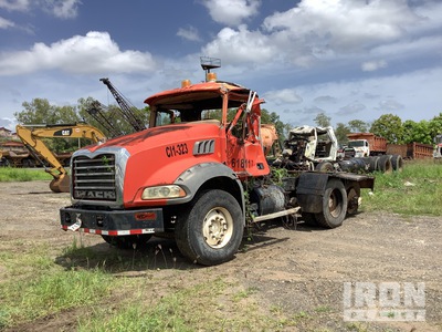 2011 Mack GU813E 6x4 CABEZAL T/A Sleeper Truck Tractor (Inoperable)